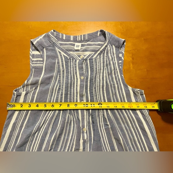 FREE w/bundle🙃 GAPSleeveless Blouse, size L (fits like a medium in the chest) - Picture 5 of 6